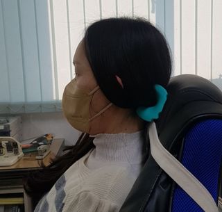 힐니스북 [힐마이넥]   거북목 통증완화를 위한 휴대용 목 안마기 — 5점을 준 리뷰어가 2022년 12월 올린 사용 사진