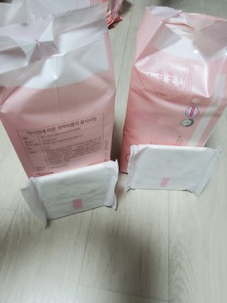 나무드 [유한킴벌리] 좋은느낌 유기농 순면 린넨블렌딩 생리대,롱라이너 중형 36매 1개 + 대형 32매 1개 — 5점을 준 리뷰어가 2021년 10월 올린 사용 사진