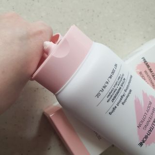 위시스 프리미엄 글루타치온  화이트닝 바디로션 — 5점을 준 리뷰어가 2023년 1월 올린 사용 사진