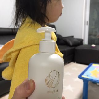 mom e 맘이 내추럴 베이비 케어 샴푸앤바스+로션 — 5점을 준 리뷰어가 2021년 1월 올린 사용 사진