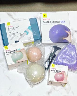 [트라택] 홈 필라테스 SET [미니짐볼+웨이트볼(0.5kg&1kg+요가블럭] — 5점을 준 리뷰어가 2022년 7월 올린 사용 사진