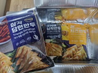 (주)성경순만두 곤약만두.콘치즈만두,삼각당면만두,당면 야끼만두,대구전통 납작만두,떡뽁이 매콤소스,달콤소스 — 5점을 준 리뷰어가 2023년 4월 올린 사용 사진