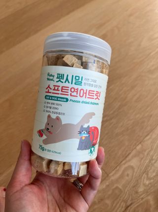 [펫시밀] 원물그대로 영양듬뿍 진공동결건조 북어트릿75g,치킨트릿100g,연어트릿75g 강아지 고양이 간식 — 5점을 준 리뷰어가 2023년 5월 올린 사용 사진