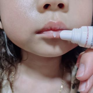 유세린 아쿠아퍼 리페어링 오인트먼트 1개 + 아쿠아퍼 SOS 립 리페어 1개 — 5점을 준 리뷰어가 2022년 2월 올린 사용 사진
