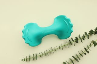 힐니스북 [힐마이넥]   거북목 통증완화를 위한 휴대용 목 안마기 — 5점을 준 리뷰어가 2023년 1월 올린 사용 사진