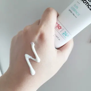 리더스코스메틱 리더스 카밍 바이오틱스 선 에센스 SPF 50+ PA++++ — 3.5점을 준 리뷰어가 2022년 6월 올린 사용 사진