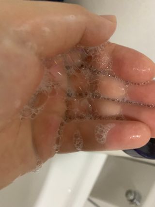 유메이 웰니스 샴푸 + 유메이 스칼프 브러쉬 — 5점을 준 리뷰어가 2022년 4월 올린 사용 사진