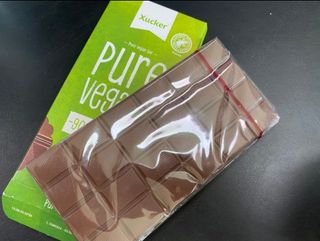 당류2g 자일리톨로 단맛을낸 슈카 퓨어비건 무설탕초콜릿 Xucker vegan 2개입 — 5점을 준 리뷰어가 2021년 4월 올린 사용 사진