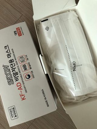 JHWORLD 스누피 마스크 정품 스누피 KF-AD 국내 비말차단 아동용 성인용 일회용 덴탈마스크 50매 — 5점을 준 리뷰어가 2021년 6월 올린 사용 사진