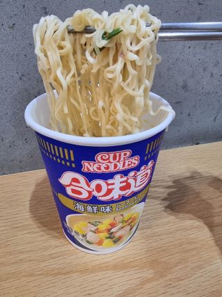 NISSIN 닛신 컵누들  4종 - 씨푸드오리지날, 씨푸드 스파이시, 씨푸드 커리, 씨푸드 XO소스 — 5점을 준 리뷰어가 2021년 10월 올린 사용 사진