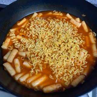 더밥  고추마녀 라볶이 +  나이스미 무설탕 현미후레이크 — 5점을 준 리뷰어가 2021년 10월 올린 사용 사진
