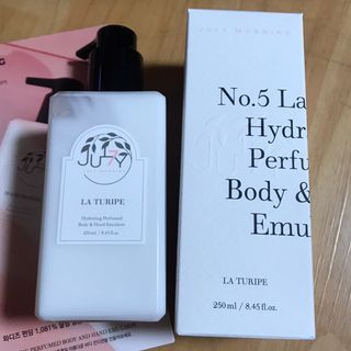 줄라이 모닝 _ JULY MORNING 줄라이모닝 하이드레이팅 퍼퓸드 바디앤핸드 에멀젼 — 3.5점을 준 리뷰어가 2021년 9월 올린 사용 사진