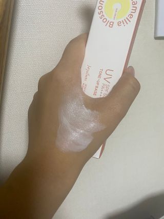 제주인디 카멜리아 블러썸 선크림 — 5점을 준 리뷰어가 2023년 9월 올린 사용 사진
