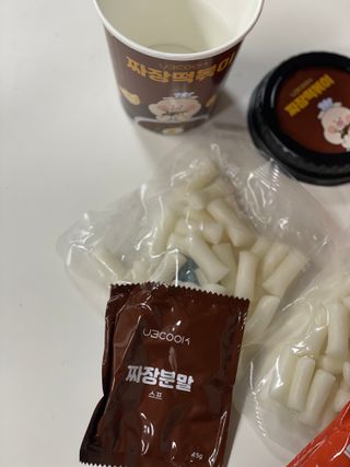 유비쿡 컵떡볶이 매운컵떡볶이2개/ 짜장컵떡볶이 2개  총 4개세트 — 4점을 준 리뷰어가 2021년 5월 올린 사용 사진