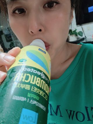 더그레잇티 콤부차 [매일유업] 더그레잇티 44kcal 콤부차 300ml *12개입 (오리지널 6개+베리리치 6개) — 4점을 준 리뷰어가 2023년 7월 올린 사용 사진
