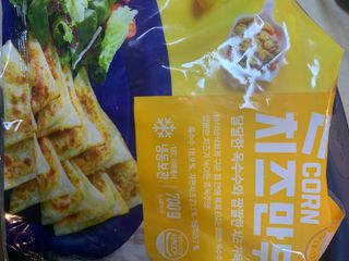 (주)성경순만두 곤약만두.콘치즈만두,삼각당면만두,당면 야끼만두,대구전통 납작만두,떡뽁이 매콤소스,달콤소스 — 5점을 준 리뷰어가 2023년 4월 올린 사용 사진