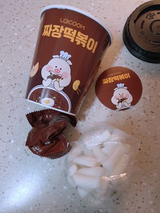 유비쿡 컵떡볶이 매운컵떡볶이2개/ 짜장컵떡볶이 2개  총 4개세트 — 5점을 준 리뷰어가 2021년 2월 올린 사용 사진