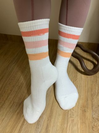 사이즈가 있는 양말 필로이 운동하기 좋은 날!_스포츠 크루 양말 4족 세트_남여 각각 (S,M,L)_컬러 랜덤 발송 — 5점을 준 리뷰어가 2022년 5월 올린 사용 사진