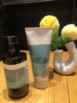 틱톡 [후르디아] 올리브영 아로마 비건 바디워시1종+바디로션1종 (그리너리) — 4.5점을 준 리뷰어가 2022년 12월 올린 사용 사진