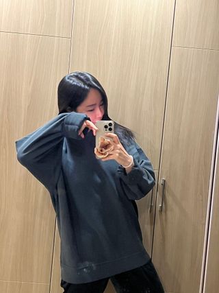 MAPLESYRUPFACTORY 메이플 피그먼트 맨투맨 8.COL — 5점을 준 리뷰어가 2022년 12월 올린 사용 사진