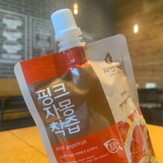 자연에온 핑크 자몽 착즙 100mL 10개입 1BOX +가 득담은 자몽 콜라겐 젤리스틱 1BOX — 5점을 준 리뷰어가 2021년 6월 올린 사용 사진