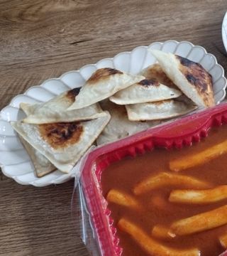 (주)성경순만두 곤약만두.콘치즈만두,삼각당면만두,당면 야끼만두,대구전통 납작만두,떡뽁이 매콤소스,달콤소스 — 5점을 준 리뷰어가 2023년 4월 올린 사용 사진