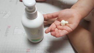 mom e 맘이 내추럴 베이비 케어 샴푸앤바스+로션 — 5점을 준 리뷰어가 2021년 1월 올린 사용 사진