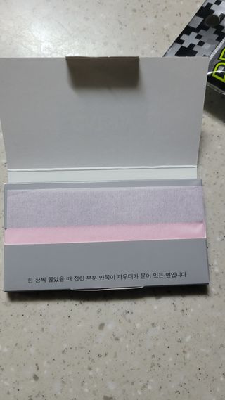 [갸스비] 메이크업은 그대로, 피지만 쏙 - BB킵 오일컨트롤 파우더 페이퍼 — 4점을 준 리뷰어가 2021년 10월 올린 사용 사진