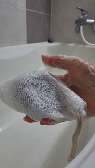 free [아토르] 9종 임상완료 아토르 다름 샴푸바_블랙  프리미엄 두피 케어 샴푸바 — 5점을 준 리뷰어가 2023년 11월 올린 사용 사진