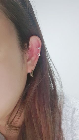 [골드앤디어] 실버925 큐빅 포인트 이어커프_3color — 5점을 준 리뷰어가 2021년 5월 올린 사용 사진