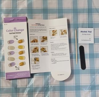[네일가게] 햇빛에 닿으면 색이 변하는 신기한 햇살 반전 네일스티커 — 5점을 준 리뷰어가 2021년 8월 올린 사용 사진