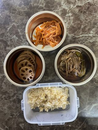 하나마이 [마마쿡] 전 청와대 천상현 셰프의 밑반찬  5종세트(소고기 장조림+연근조림+진미채+간장김자반+새우김자반) — 3.5점을 준 리뷰어가 2023년 4월 올린 사용 사진