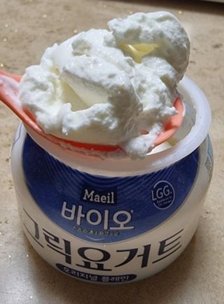 매일바이오 그릭요거트 오리지널 플레인 4개, 로스터리 커피믹스 4개 — 5점을 준 리뷰어가 2021년 12월 올린 사용 사진