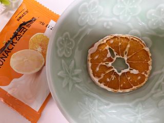 프루낵 제주감귤 초코12봉입 4종(화이트초코,다크초코,요구르트초코,콜라초코)  57.6g(4.8g*12봉입) — 5점을 준 리뷰어가 2022년 10월 올린 사용 사진
