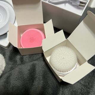 디하우트 랩 디하우트랩 클렌징 피부관리기 진동클렌저 실리콘+2종 인조모 브러시 — 5점을 준 리뷰어가 2021년 11월 올린 사용 사진