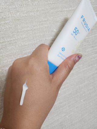 틱톡 [후르디아] 백탁NO! 화잘먹 수분광 선 에센스✨ — 4점을 준 리뷰어가 2023년 6월 올린 사용 사진