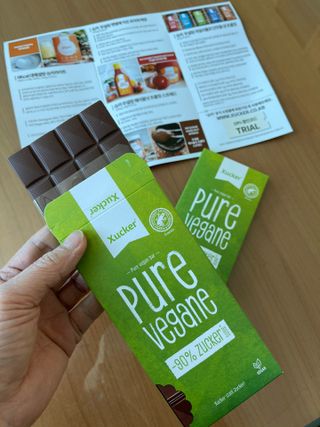 당류2g 자일리톨로 단맛을낸 슈카 퓨어비건 무설탕초콜릿 Xucker vegan 2개입 — 5점을 준 리뷰어가 2021년 4월 올린 사용 사진