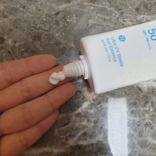 틱톡 [후르디아] 백탁NO! 화잘먹 수분광 선 에센스✨ — 5점을 준 리뷰어가 2023년 8월 올린 사용 사진