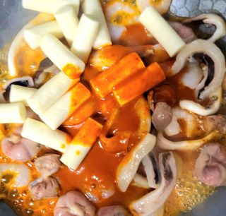 화끈한녀석들 새오똥400g 새우,오징어,똥집 볶음요리 소스,밀떡, 참기름 포함 — 5점을 준 리뷰어가 2022년 12월 올린 사용 사진