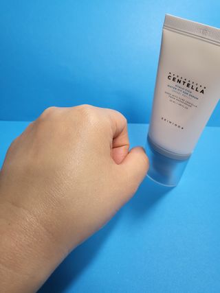 [스킨1004] 마다가스카르 센텔라 히알루-시카 워터핏 선세럼 50ml — 5점을 준 리뷰어가 2024년 5월 올린 사용 사진