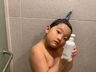 mom e 맘이 내추럴 베이비 케어 샴푸앤바스+로션 — 5점을 준 리뷰어가 2021년 1월 올린 사용 사진
