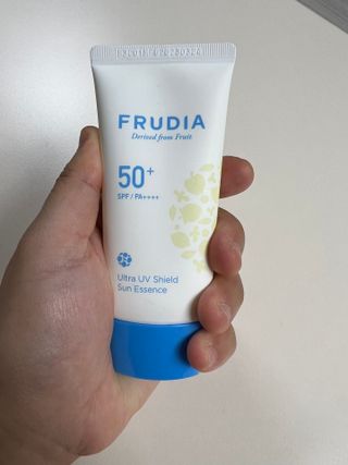 틱톡 [후르디아] 백탁NO! 화잘먹 수분광 선 에센스✨ — 5점을 준 리뷰어가 2023년 5월 올린 사용 사진