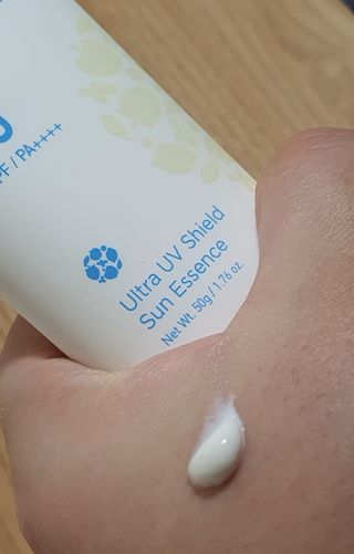 틱톡 [후르디아] 백탁NO! 화잘먹 수분광 선 에센스✨ — 5점을 준 리뷰어가 2023년 8월 올린 사용 사진