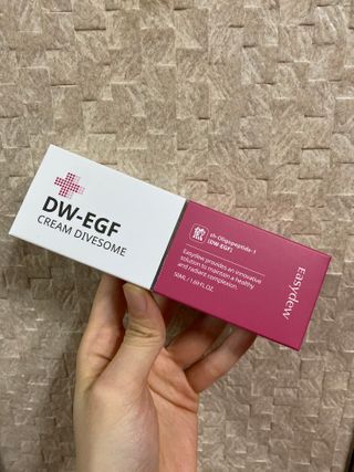 이지듀 DW-EGF 크림 다이브좀_콜라겐이 쏙쏙, 탄력피부로 다이빙 — 4.5점을 준 리뷰어가 2021년 3월 올린 사용 사진