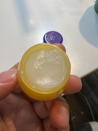 틱톡 [후르디아] 튼입술해결템 올리브영 블루베리 하이드레이팅 허니 립밤 — 5점을 준 리뷰어가 2023년 10월 올린 사용 사진