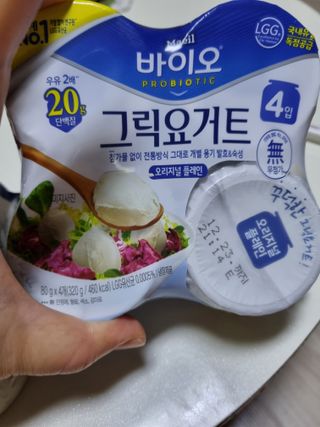 매일바이오 그릭요거트 오리지널 플레인 4개, 로스터리 커피믹스 4개 — 5점을 준 리뷰어가 2021년 12월 올린 사용 사진