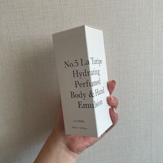 줄라이 모닝 _ JULY MORNING 줄라이모닝 하이드레이팅 퍼퓸드 바디앤핸드 에멀젼 — 5점을 준 리뷰어가 2021년 10월 올린 사용 사진