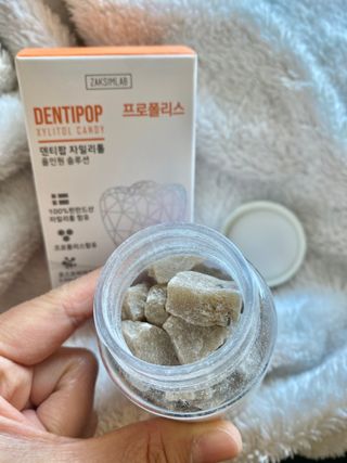 작심연구소 구취제거+충치예방+치아화이트닝 마법의 캔디 덴티팝3종(맛 랜덤 발송) — 4점을 준 리뷰어가 2022년 5월 올린 사용 사진