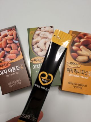 짜먹는 이지견과 짜먹는 이지아몬드, 짜먹는 이지허니피넛, 짜먹는 이지캐슈넛 각 10g X  10포 — 4.5점을 준 리뷰어가 2021년 3월 올린 사용 사진