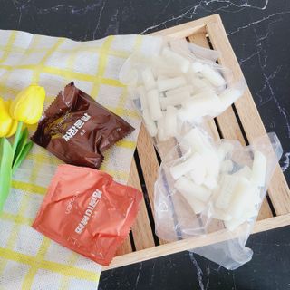 유비쿡 컵떡볶이 매운컵떡볶이2개/ 짜장컵떡볶이 2개  총 4개세트 — 5점을 준 리뷰어가 2021년 5월 올린 사용 사진